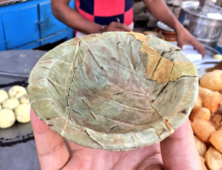 インドの屋台で使われてる葉っぱ皿。