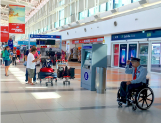 注文を「忘れる」料理店で思い出したんだけど、写真は去年のもので、ブエノスアイレスの空港。車椅子の案内員やガードマンをちょいちょい見かけた。