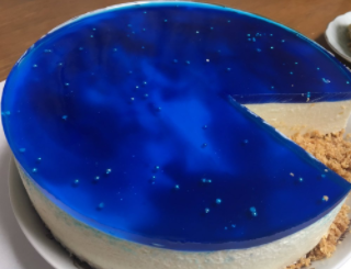 昨日作った宇宙レアチーズケーキ(◍ ´꒳` ◍)宇宙部分は寒天です