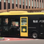 主張するバスを新高岡駅前で発見。