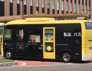 主張するバスを新高岡駅前で発見。