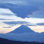 今の富士山。頭の上につるし雲ができて、逆さ富士みたいに見える。