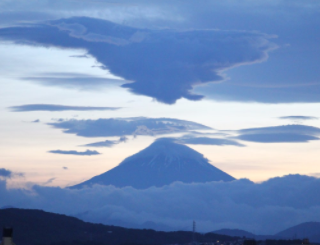 今の富士山。頭の上につるし雲ができて、逆さ富士みたいに見える。