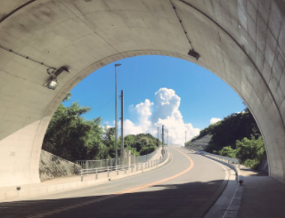 トンネルの向こうの夏空に見惚れてしまった。もう七月ですね。
