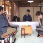 今世間では将棋が話題になってますが、名人戦で居眠りする記録係と観戦記者とそれを見て笑う森内さんと羽生さんがこちらです