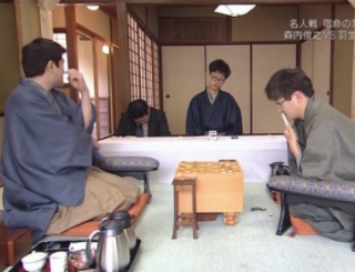 今世間では将棋が話題になってますが、名人戦で居眠りする記録係と観戦記者とそれを見て笑う森内さんと羽生さんがこちらです